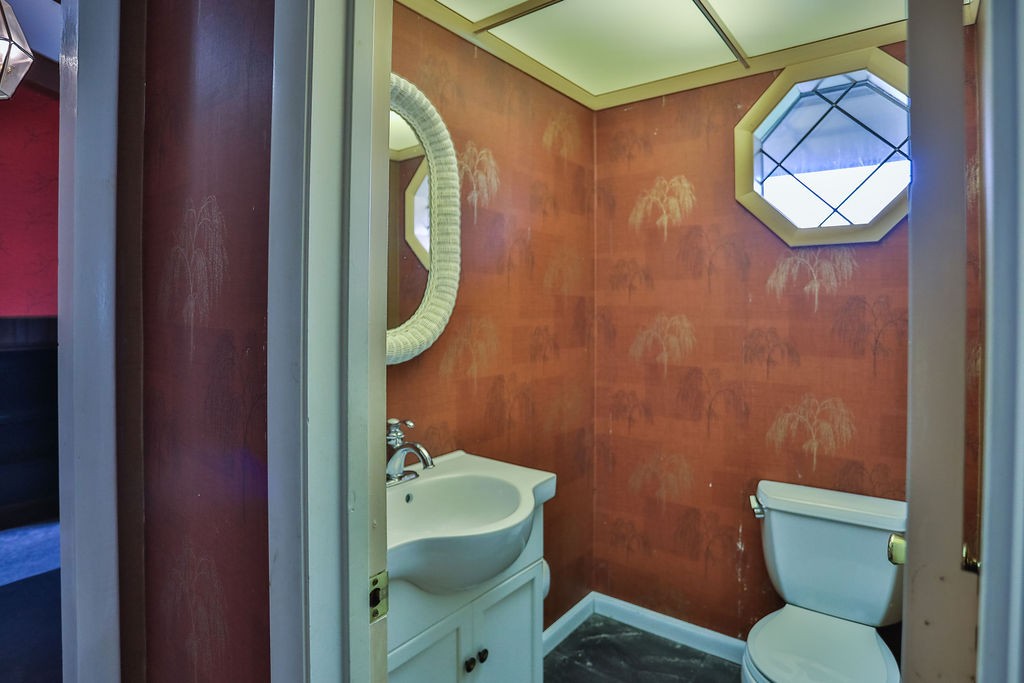 305 Myers Terrace Carthage, TN 37030 - Photo 70 of 75 a bathroom with a toilet and a mirror