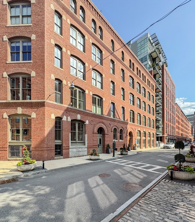 35 Channel Center Street, Unit 210 Boston, MA 02210 - Photo 27 of 32