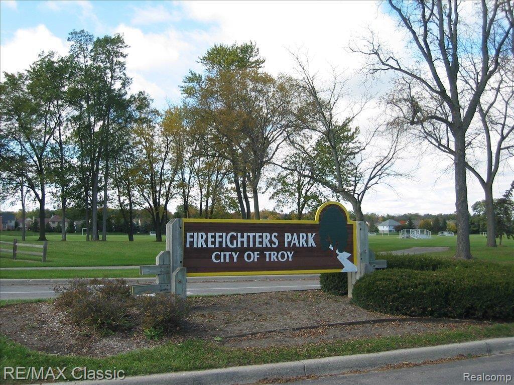 6187 Country Ridge Drive Troy, MI 48098 - Photo 17 of 17 Walk to Firefighters Park
