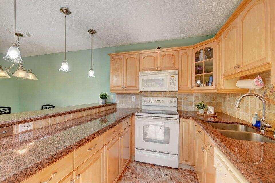 562 Springdale Circle, Unit 56B Palm Springs, FL 33461 - Photo 5 of 8 562kitchen