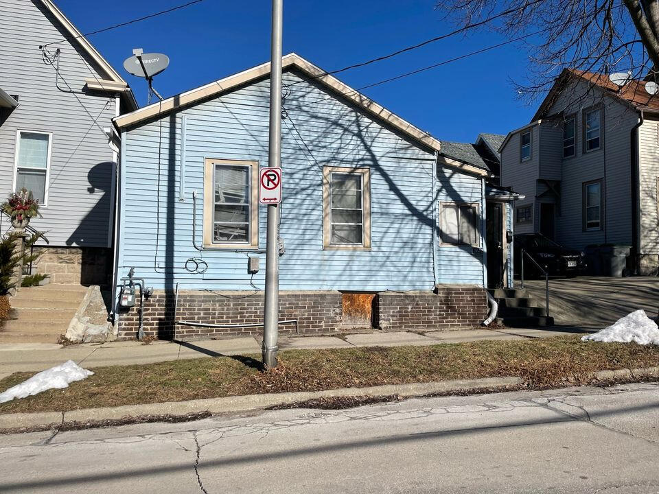 1753 North Marshall Street Milwaukee, WI 53202 - Photo 5 of 24 04