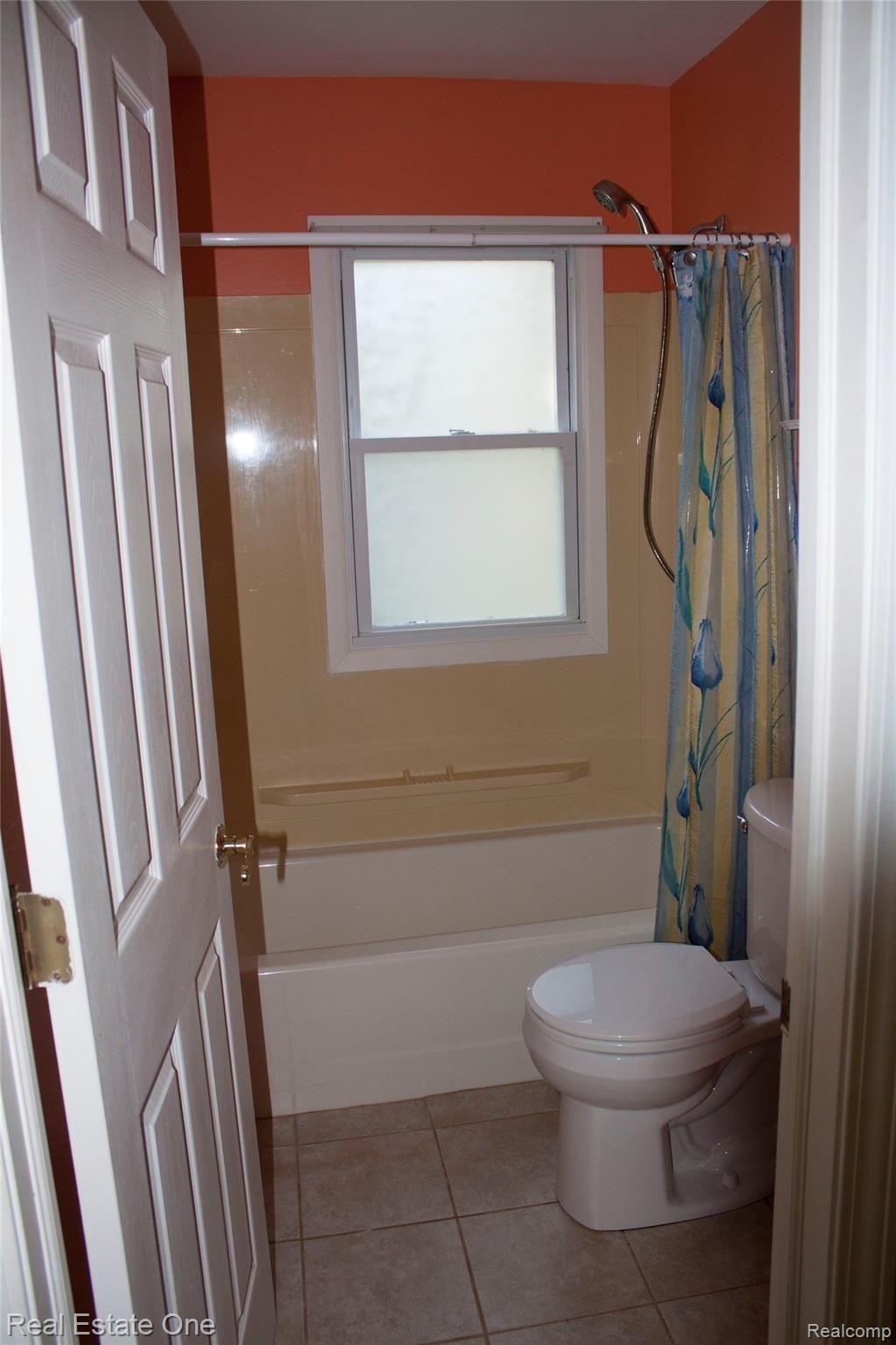 1887 White Lake Road Highland, MI 48356 - Photo 15 of 17 Bathroom