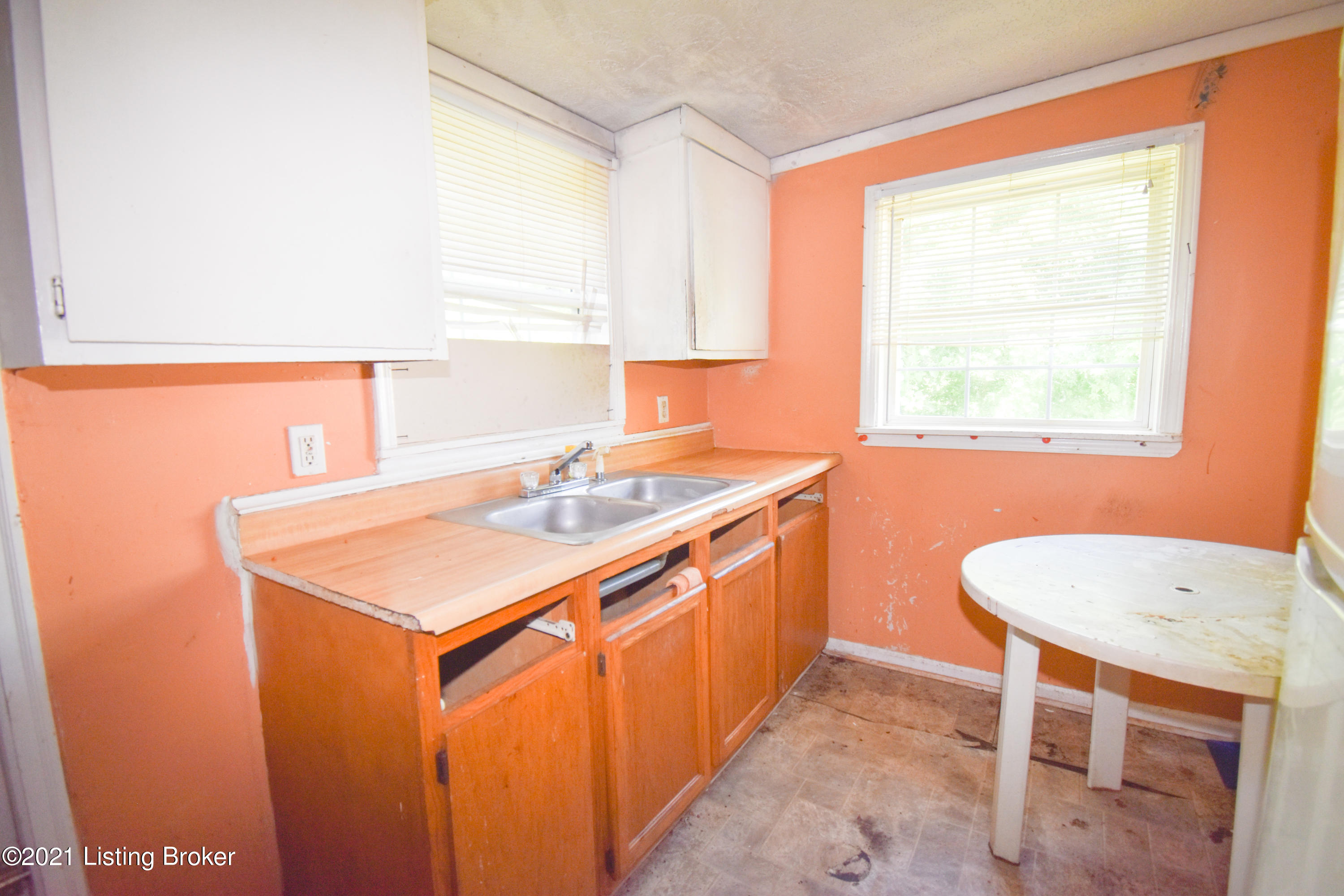 6611 West Orell Road Louisville, KY 40272 - Photo 6 of 8 DSC_0209