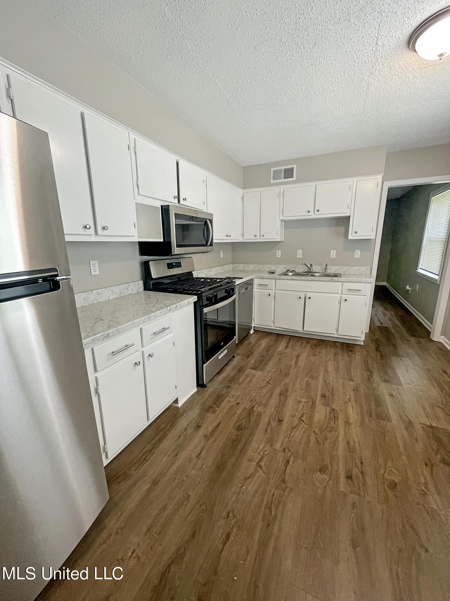 2995 Valleybrook Road Horn Lake, MS 38637 - Photo 3 of 16 Kitchen