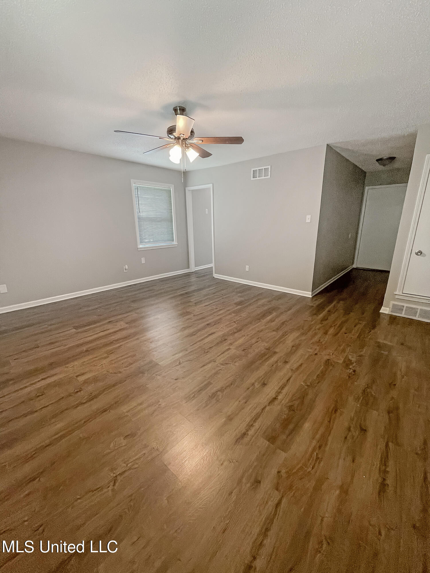 2995 Valleybrook Road Horn Lake, MS 38637 - Photo 6 of 16 Living room