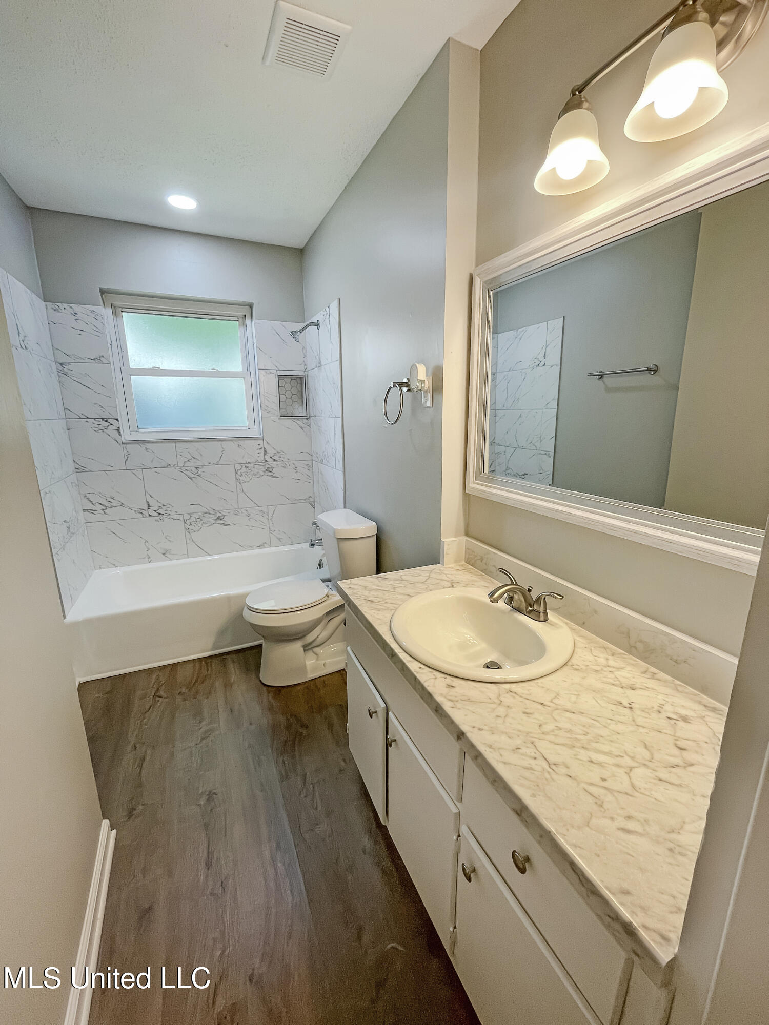 2995 Valleybrook Road Horn Lake, MS 38637 - Photo 8 of 16 Guest Bath