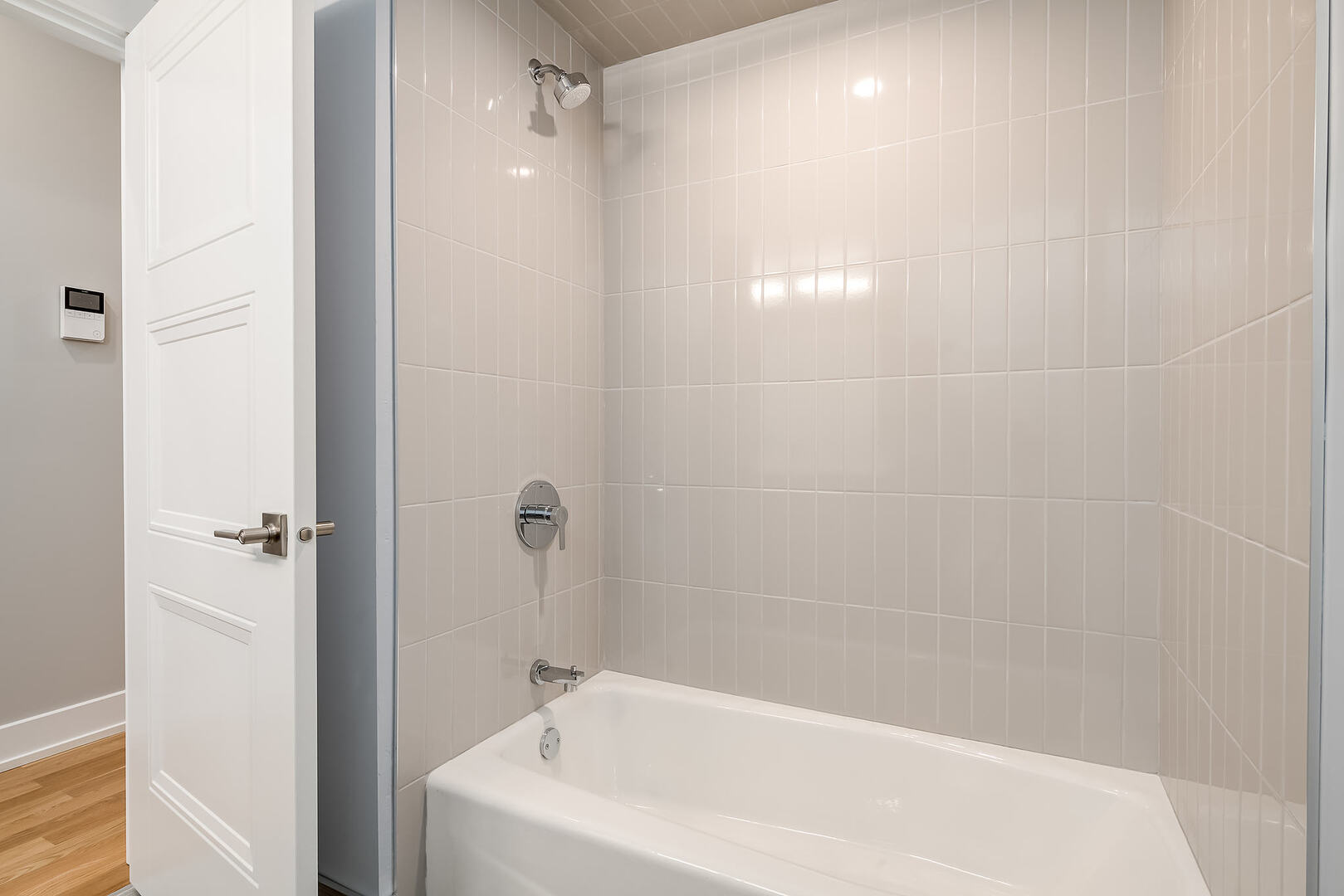 2145 South Halsted Street, Unit 4S Chicago, IL 60608 - Photo 16 of 29 a bathroom with a bathtub