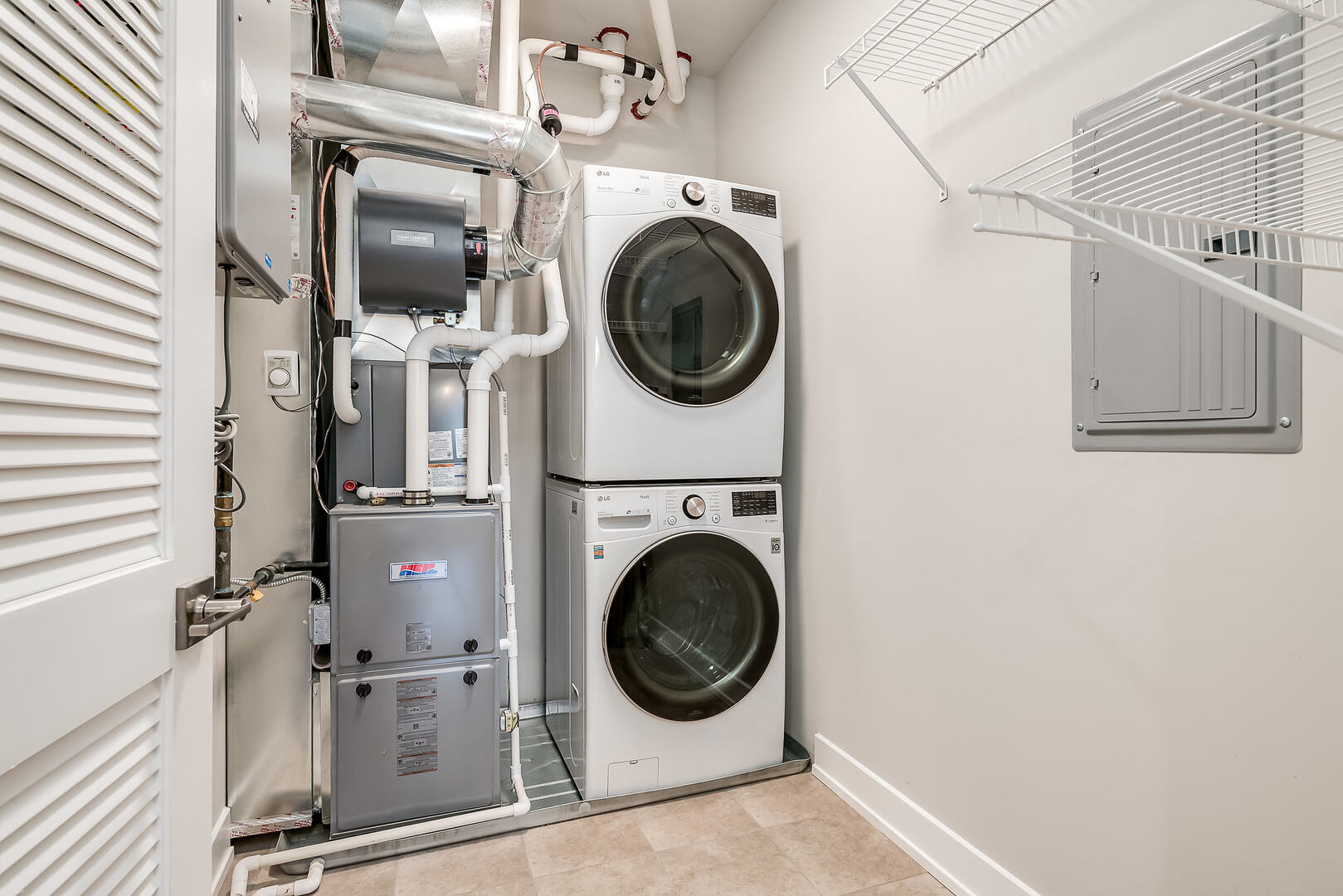 2145 South Halsted Street, Unit 4S Chicago, IL 60608 - Photo 5 of 29 a view of livingroom with washer and dryer