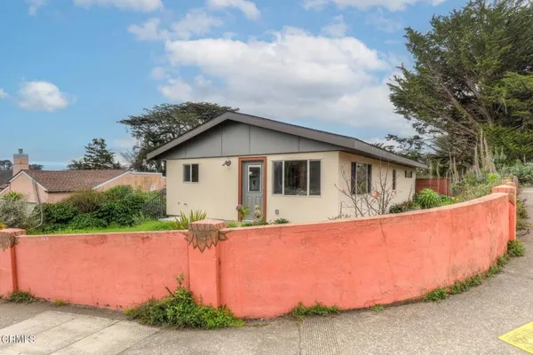 a view of a house with backyard and garden