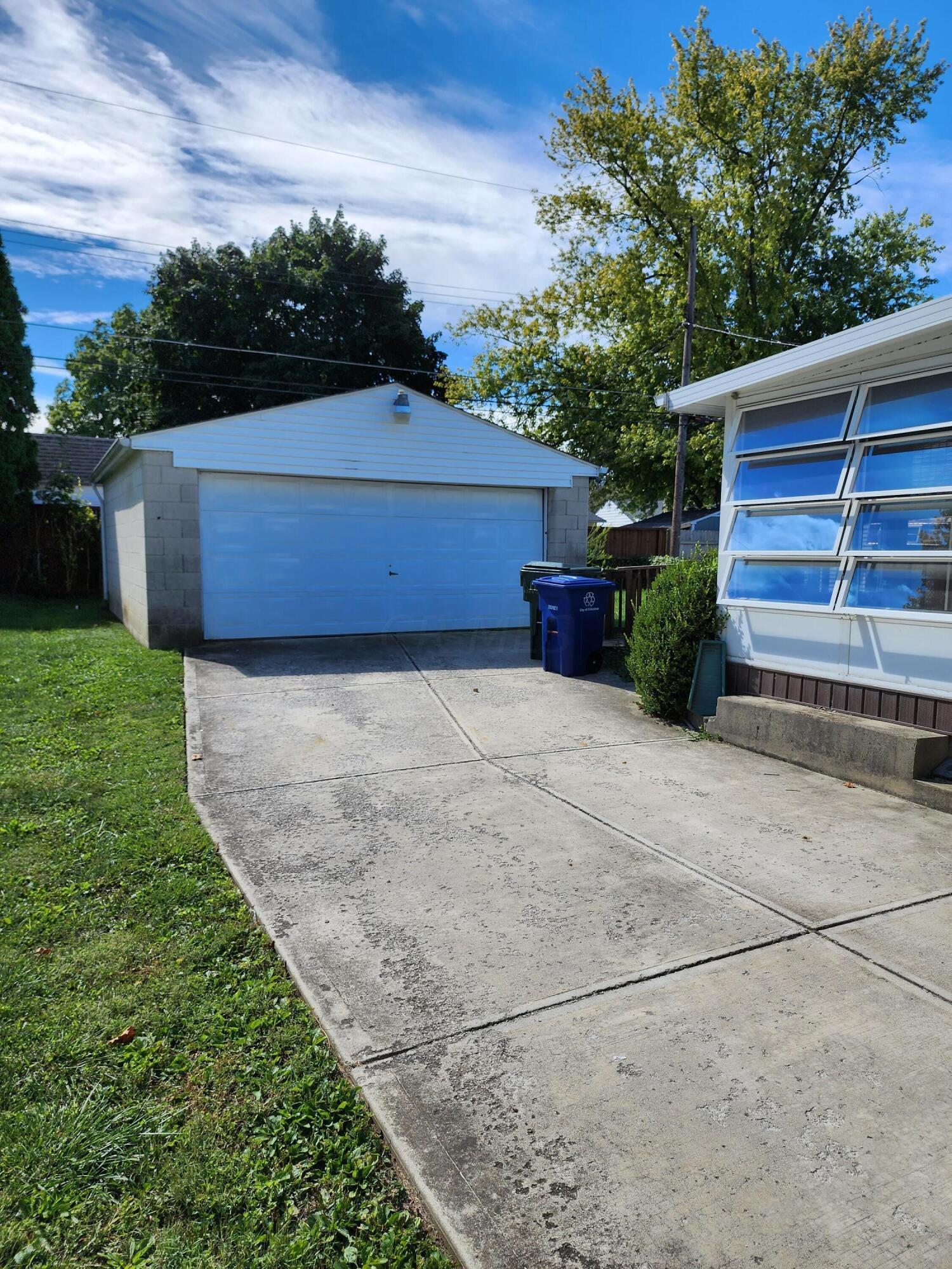 3977 Lynward Road Columbus, OH 43228 - Photo 7 of 50 20220923_125332