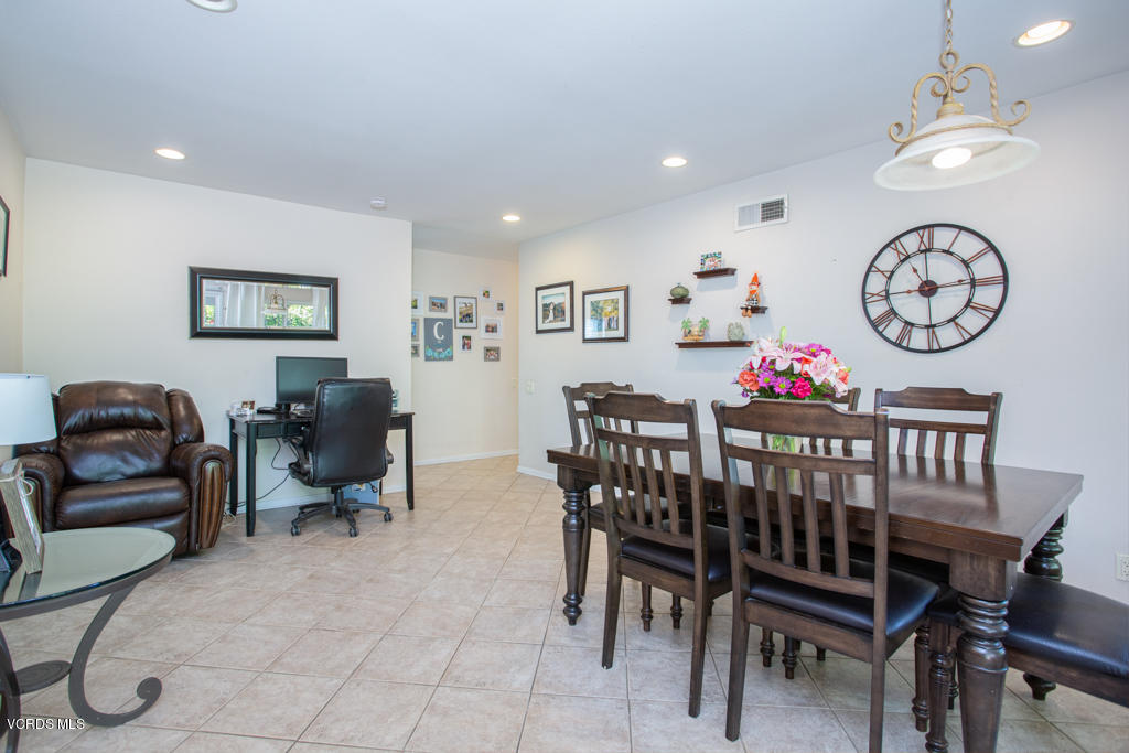 5689 Bloomfield Street Simi Valley, CA 93063 - Photo 12 of 25 5689 Bloomfield St-HSH Prod-17