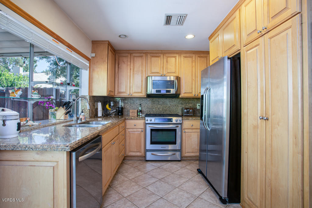 5689 Bloomfield Street Simi Valley, CA 93063 - Photo 3 of 25 5689 Bloomfield St-HSH Prod-13