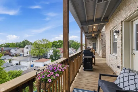 $380,000 | 2152 West Ainslie Street, Unit 3, Chicago, IL 60625