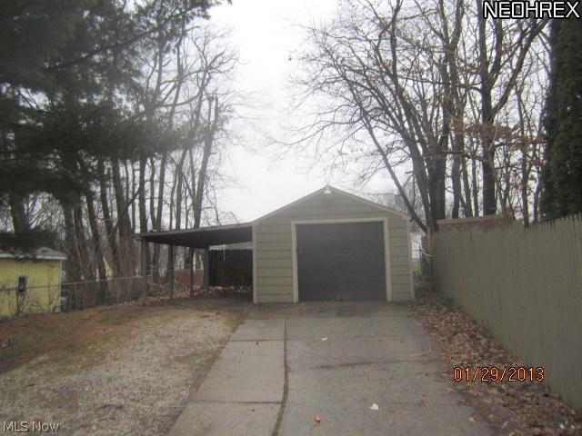 689 Garry Road Akron, OH 44305 - Photo 2 of 10