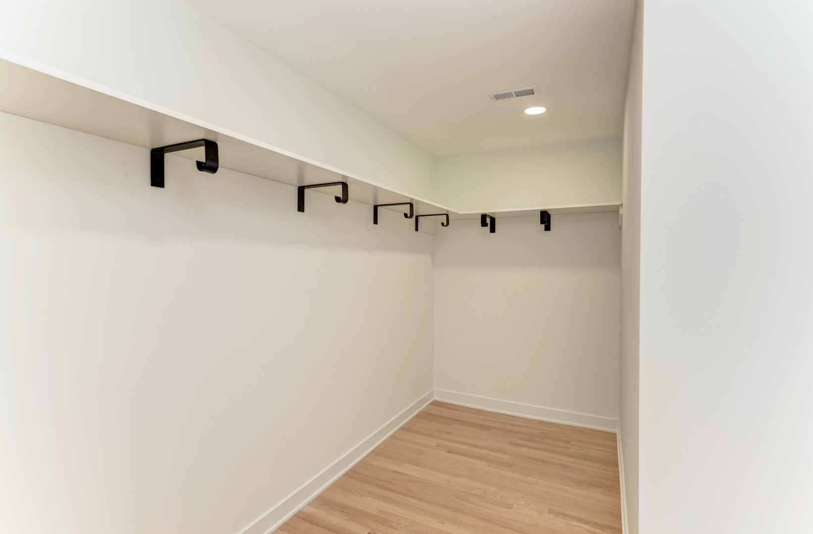 5927 Brookbank Road Downers Grove, IL 60516 - Photo 22 of 38 a view of an empty room