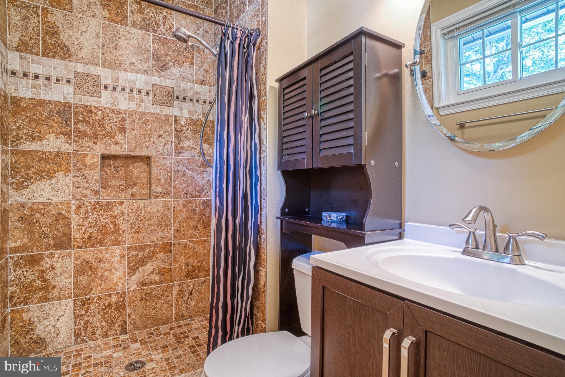 8411 Derby Court Springfield, VA 22151 - Photo 21 of 32 MBR Bath