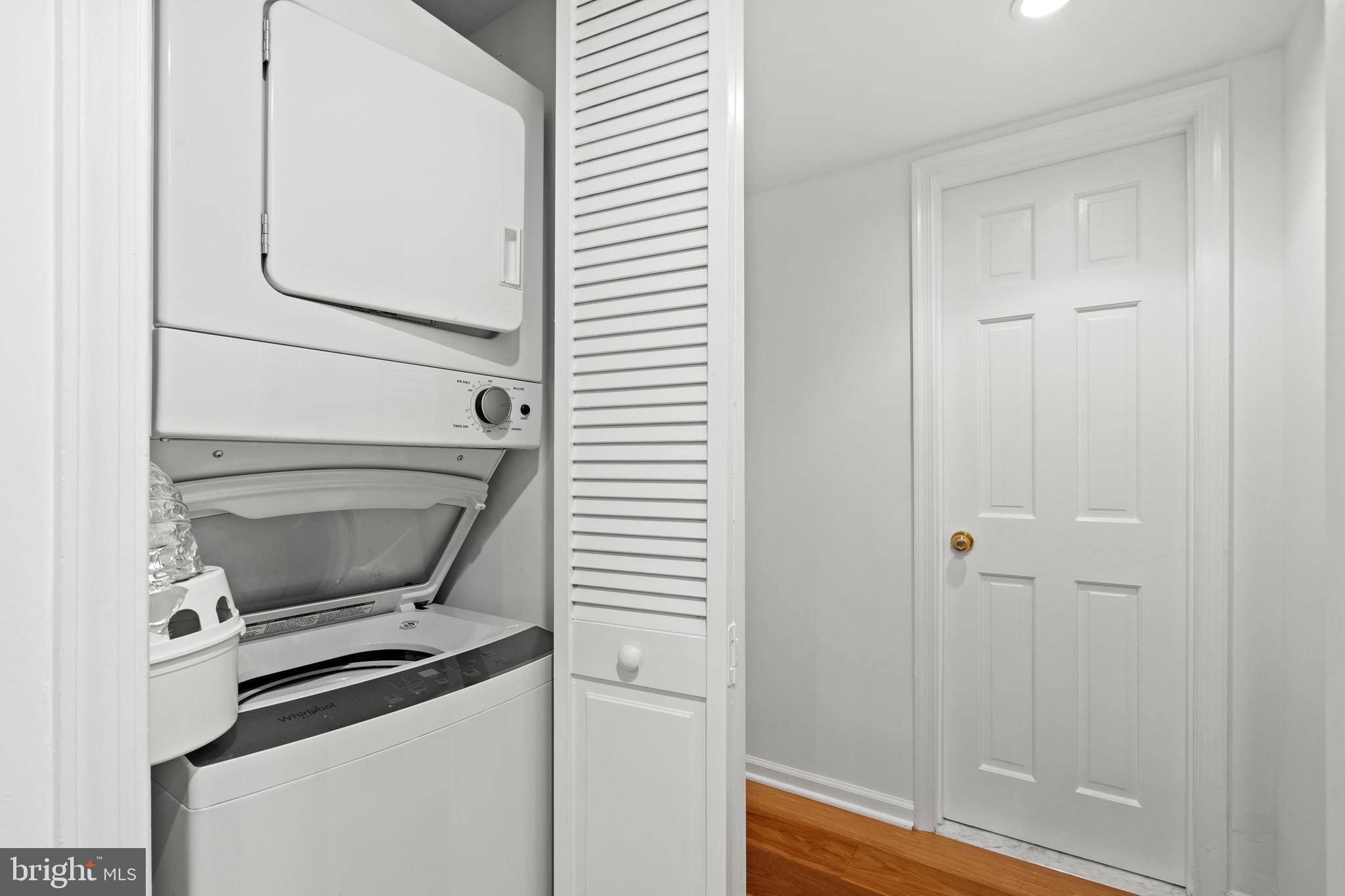 801 Pennsylvania Avenue Northwest, Unit 1125 Washington, DC 20004 - Photo 13 of 25 a room with a stove and a mirror