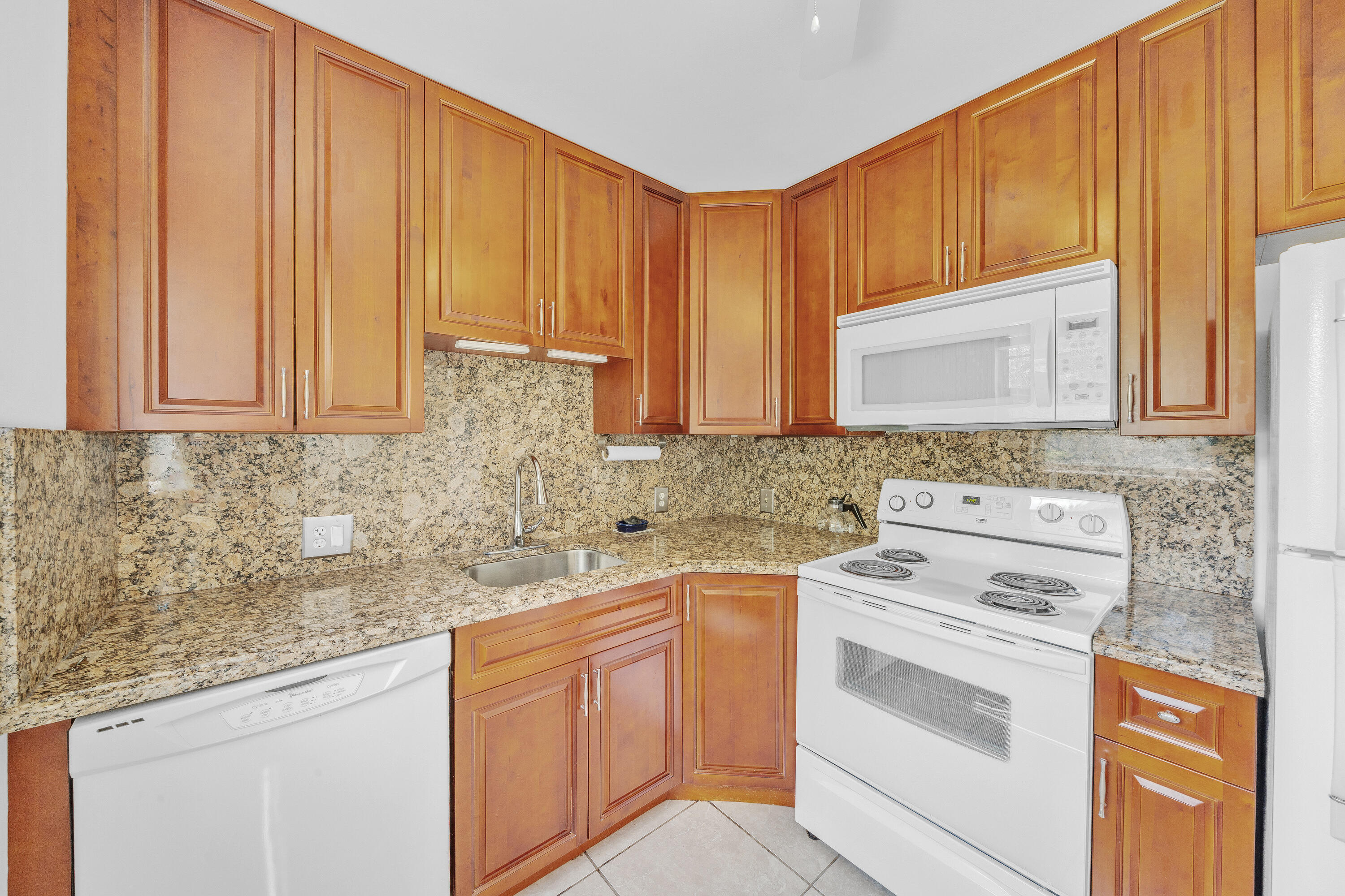 169 Suffolk F Boca Raton, FL 33434 - Photo 6 of 39 16 Kitchen (3)