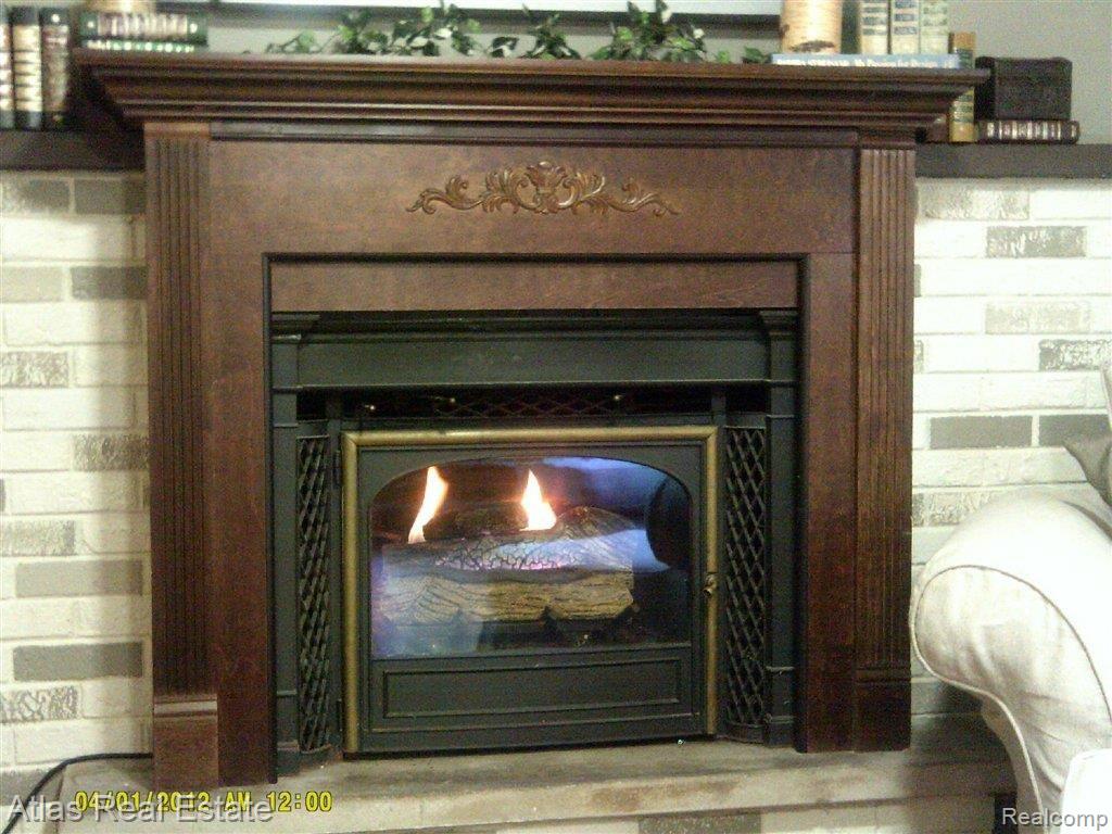 940 Springview Drive Flushing, MI 48433 - Photo 7 of 22 Cozy gas fireplace.jpg