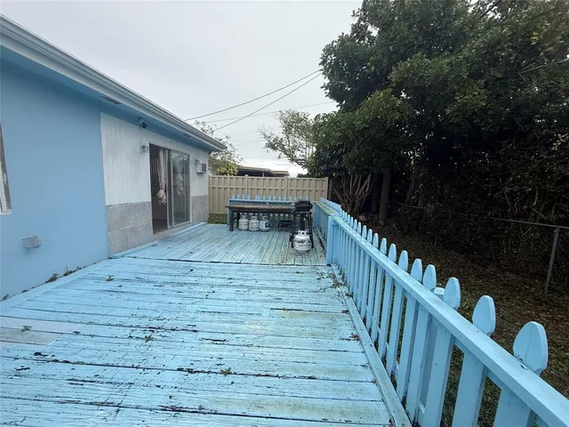 a view of a house with backyard and deck