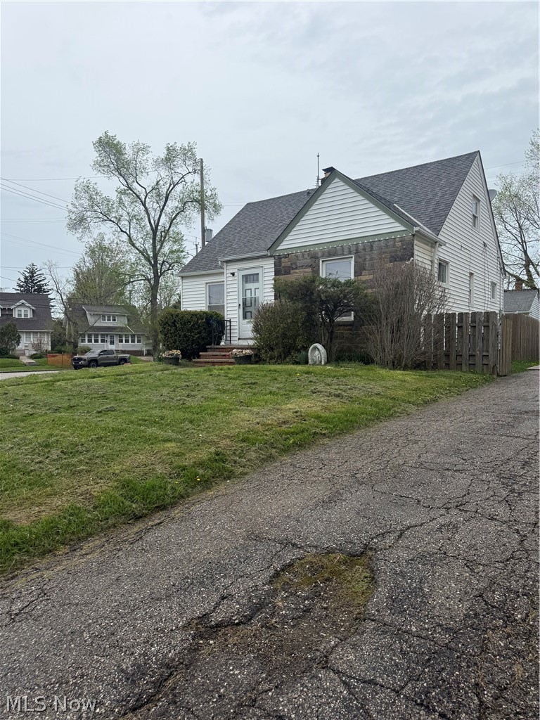 18011 Windward Road Cleveland, OH 44119 - Photo 2 of 6