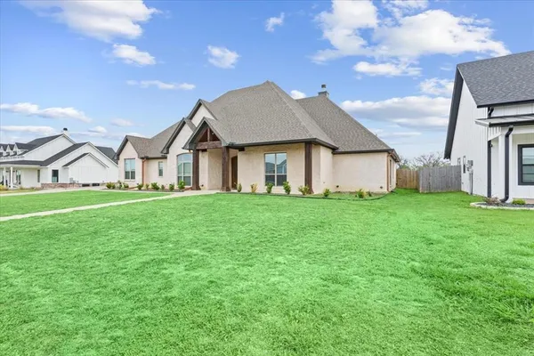 a view of a house with backyard