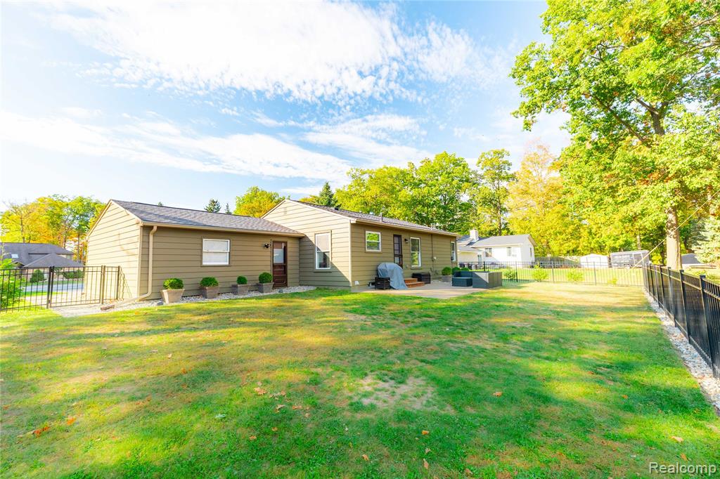 22205 Meridian Road Grosse Ile, MI 48138 - Photo 31 of 42 Gallery Image 31