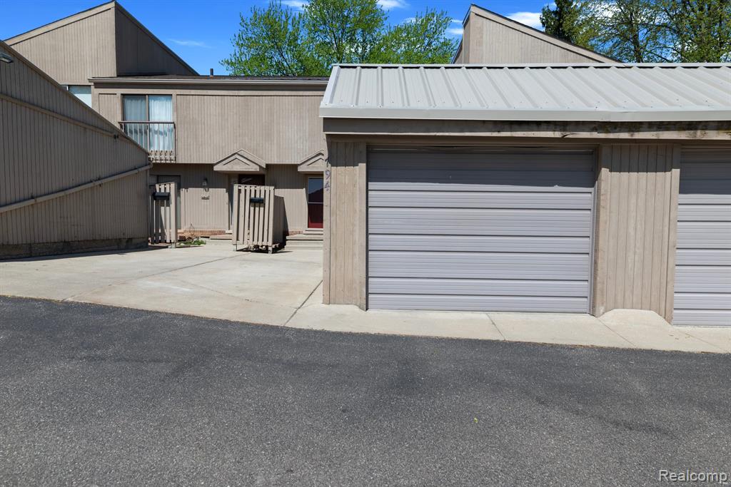 794 Oak Brook Ridge Drive Rochester Hills, MI 48307 - Photo 2 of 23