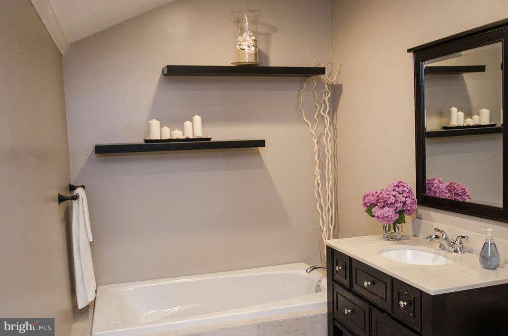 10506 Samona Road Cockeysville, MD 21030 - Photo 20 of 30 En suite master bath with jetted tub