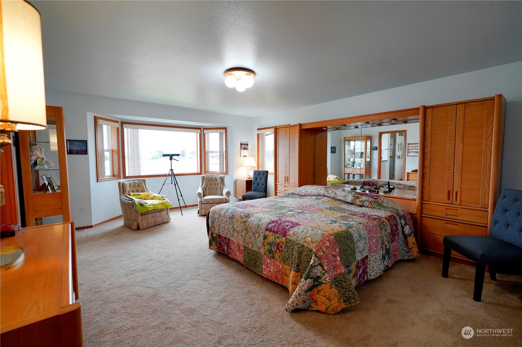 123 East Anderson Road Sequim, WA 98382 - Photo 20 of 40 a bed sitting in a spacious bedroom next to a window