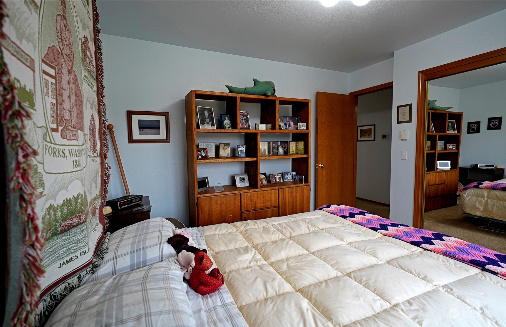 123 East Anderson Road Sequim, WA 98382 - Photo 27 of 40 a bedroom with a bed and a book shelf
