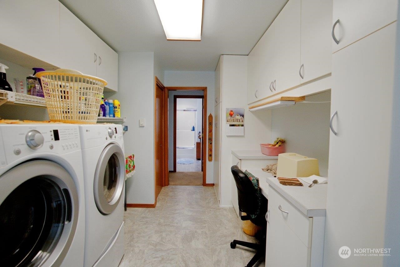 123 East Anderson Road Sequim, WA 98382 - Photo 32 of 40 a utility room with dryer and washer