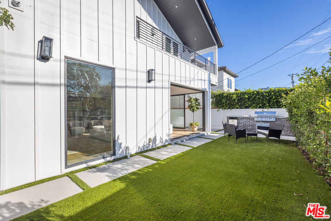 3021 Stanford Avenue Marina del Rey, CA 90292 - Photo 3 of 38 a backyard of a house with table and chairs