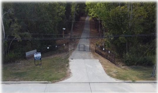 10505 Crosby Lynchburg Road Highlands, TX 77562 - Photo 5 of 24 a bathroom with a shower