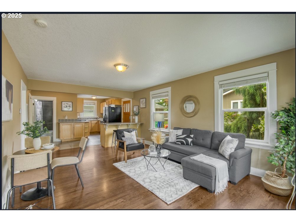 3406 Northeast 79th Avenue Portland, OR 97213 - Photo 3 of 30 Living Room/Entrance