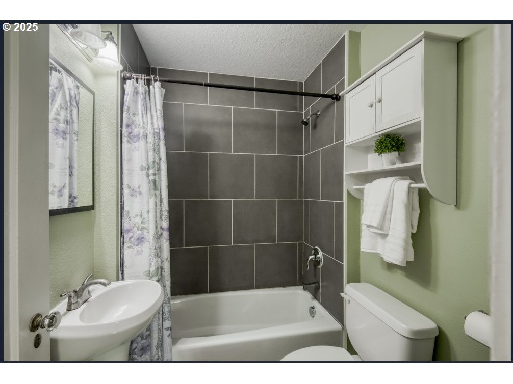 3406 Northeast 79th Avenue Portland, OR 97213 - Photo 10 of 30 Bathroom