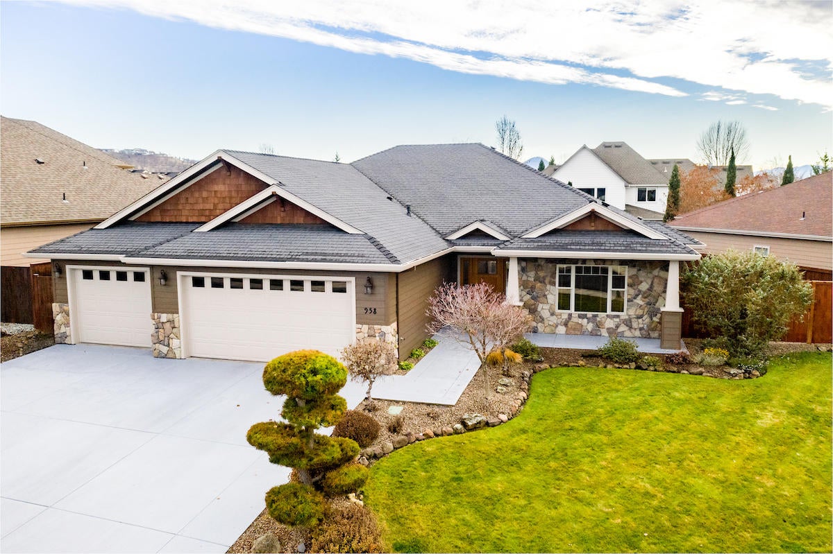 958 Pumpkin Eagle Point Eagle Point, OR 97524 - Photo 2 of 35 2