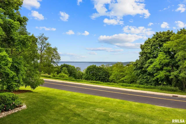 $895,000 | 4407 North Grandview Drive, Peoria Heights, IL 61616