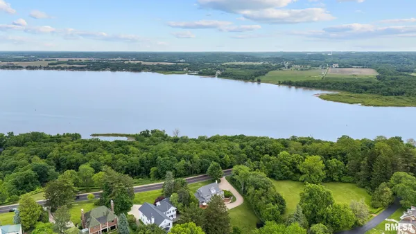$849,500 | 4407 North Grandview Drive, Peoria Heights, IL 61616