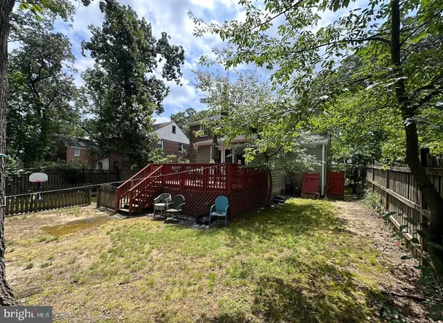 a view of a back yard with a small yard