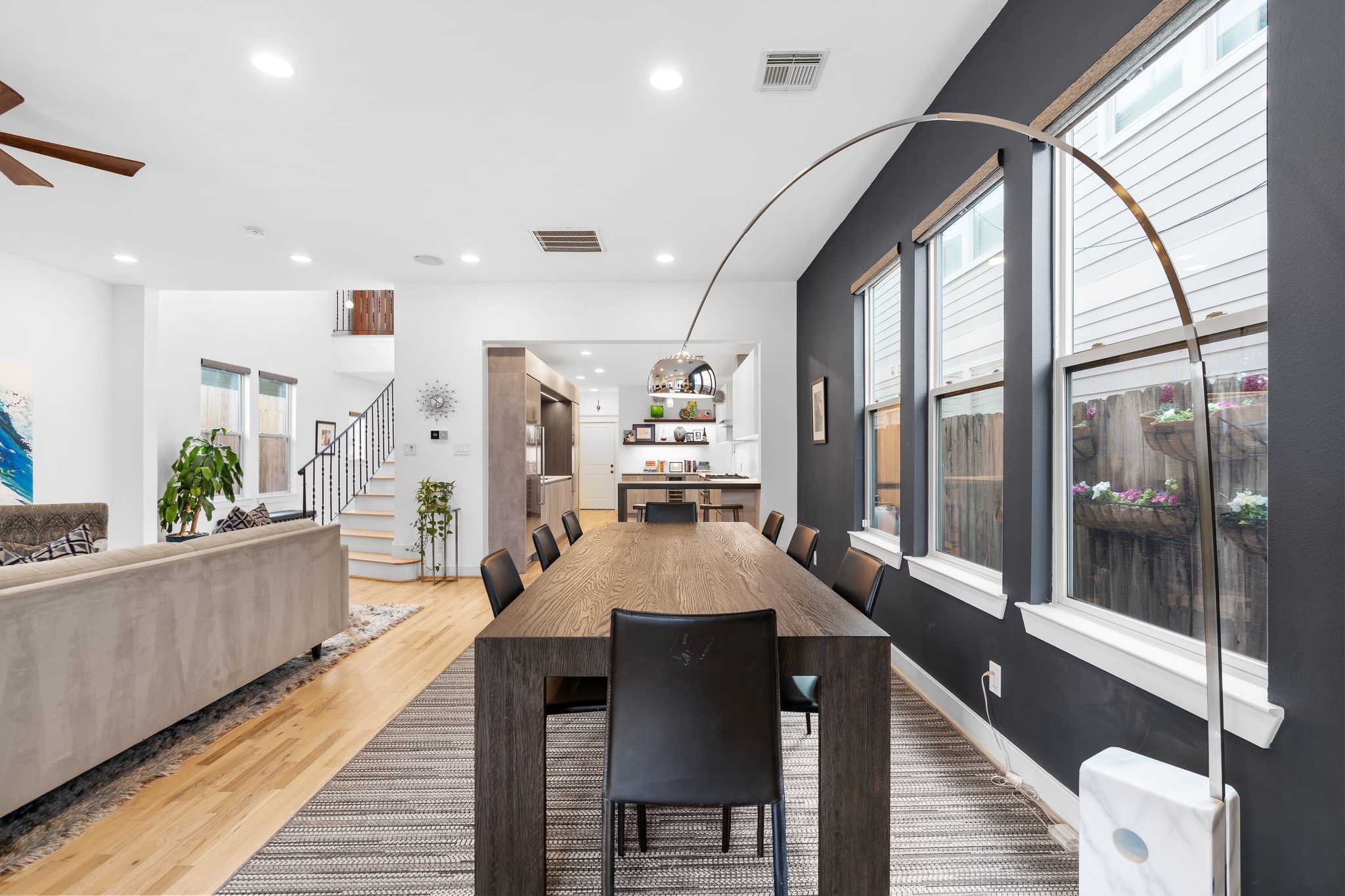 925 Waverly Street, Unit B Houston, TX 77008 - Photo 11 of 36 Lined by south-facing windows with custom blinds, this spacious dining area easily accommodates a table for 10 or more.