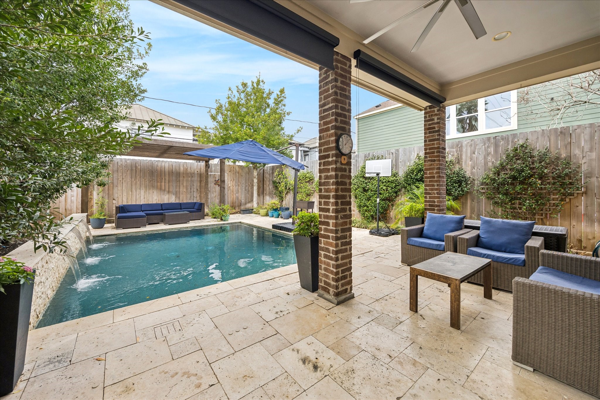 925 Waverly Street, Unit B Houston, TX 77008 - Photo 15 of 36 Imagine summer barbecues and gameday gatherings in this fully-fenced, easy-care backyard, featuring extensive travertine decking and manicured landscaping.