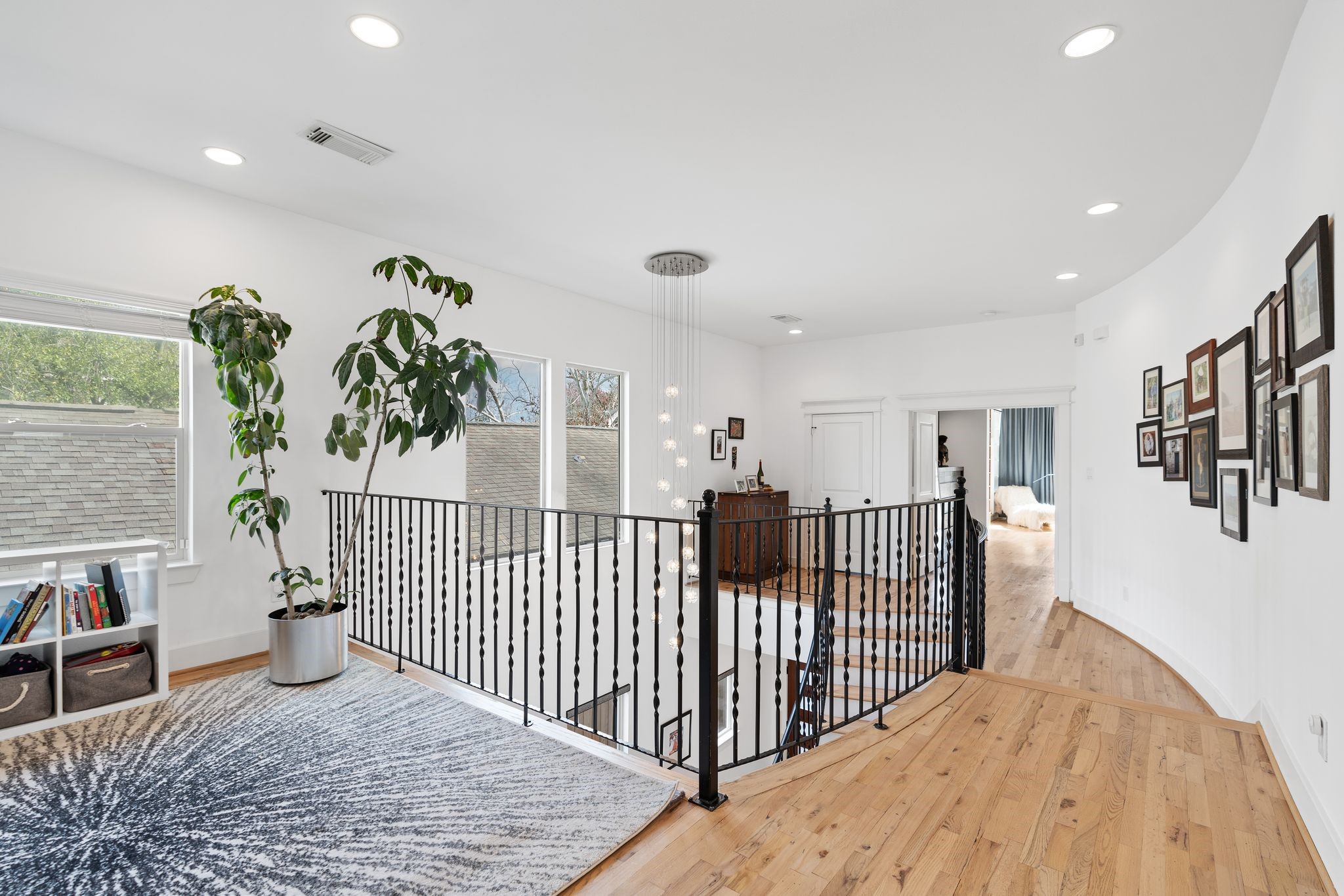925 Waverly Street, Unit B Houston, TX 77008 - Photo 22 of 36 The spacious upstairs landing is perfect as a reading nook, home office, playroom or all of the above.