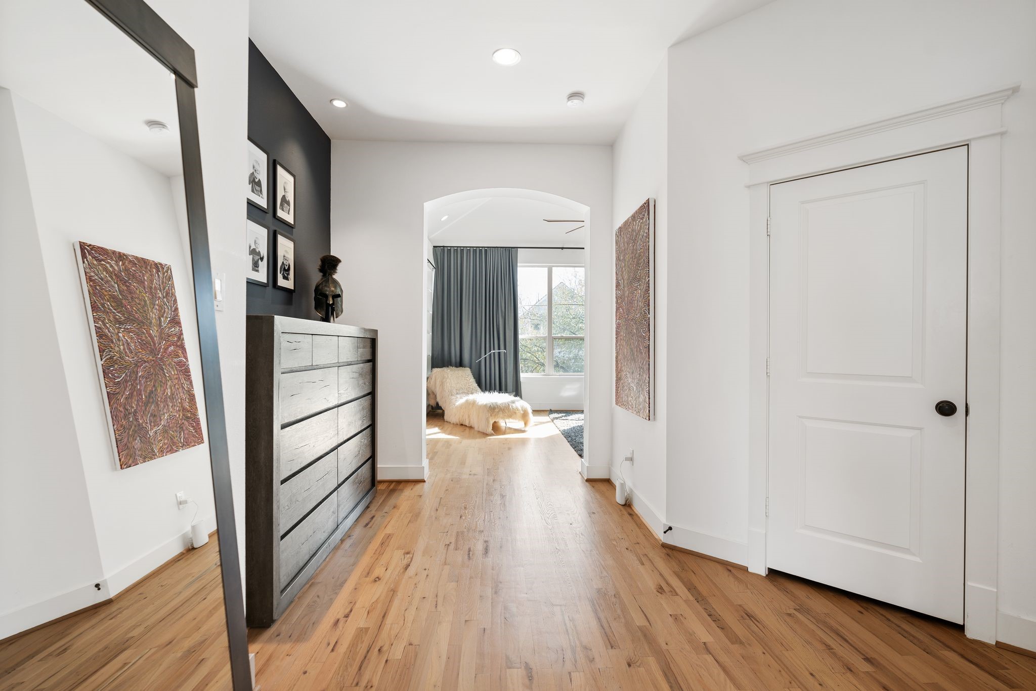 925 Waverly Street, Unit B Houston, TX 77008 - Photo 23 of 36 The expansive upper-level primary suite welcomes you with an oversized anteroom surrounded by the custom walk-in closet, renovated spa bathroom and a graceful archway.