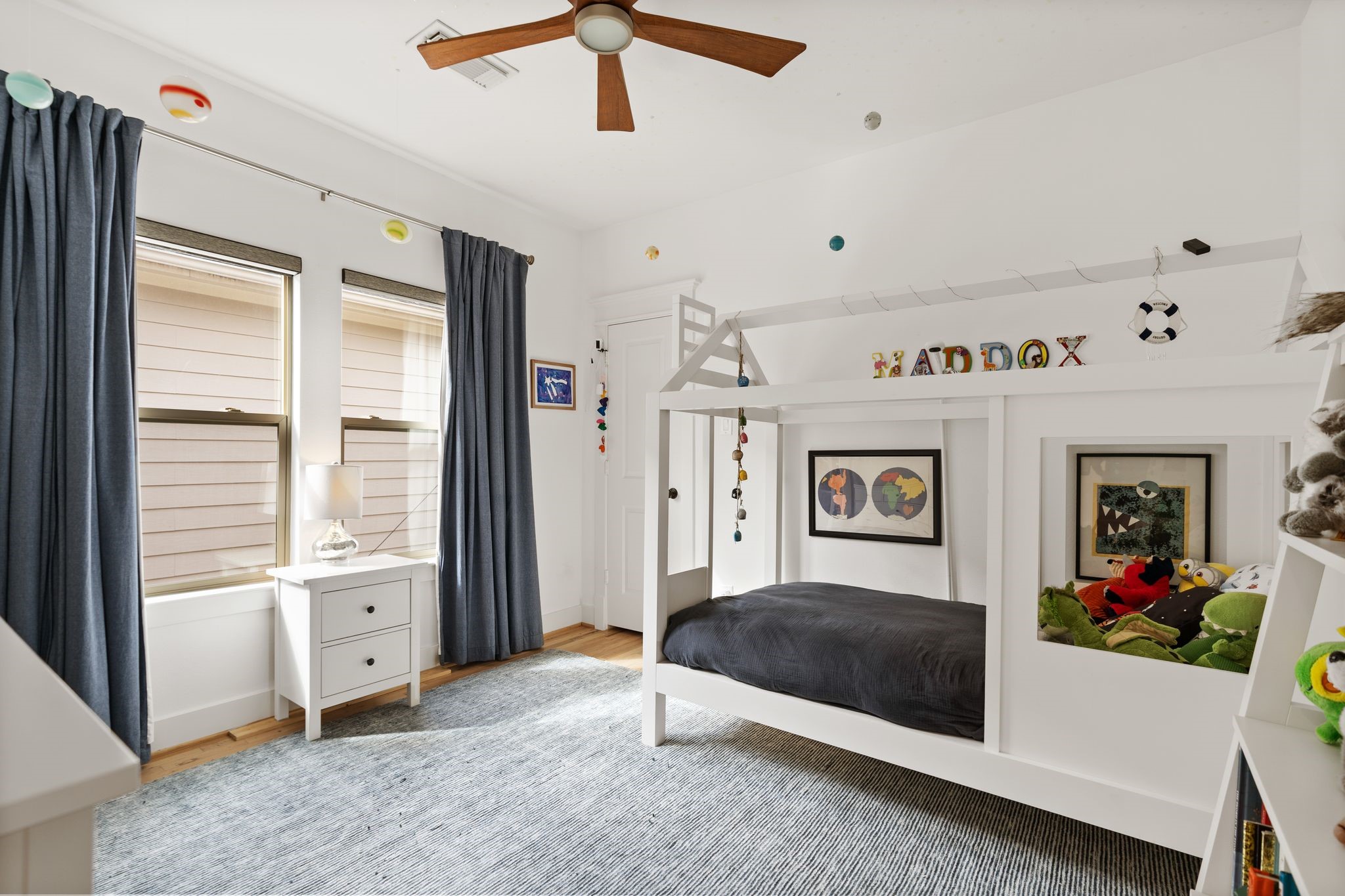 925 Waverly Street, Unit B Houston, TX 77008 - Photo 31 of 36 This sunny secondary bedroom features a wooden ceiling fan, a roomy closet and custom window coverings.