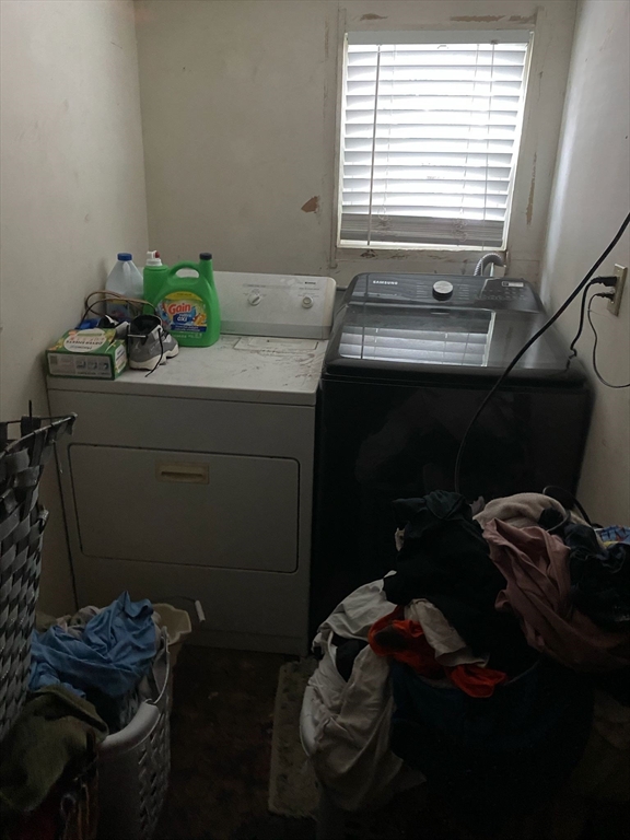 368 Globe Street Fall River, MA 02724 - Photo 27 of 31 a room with furniture and musical instruments