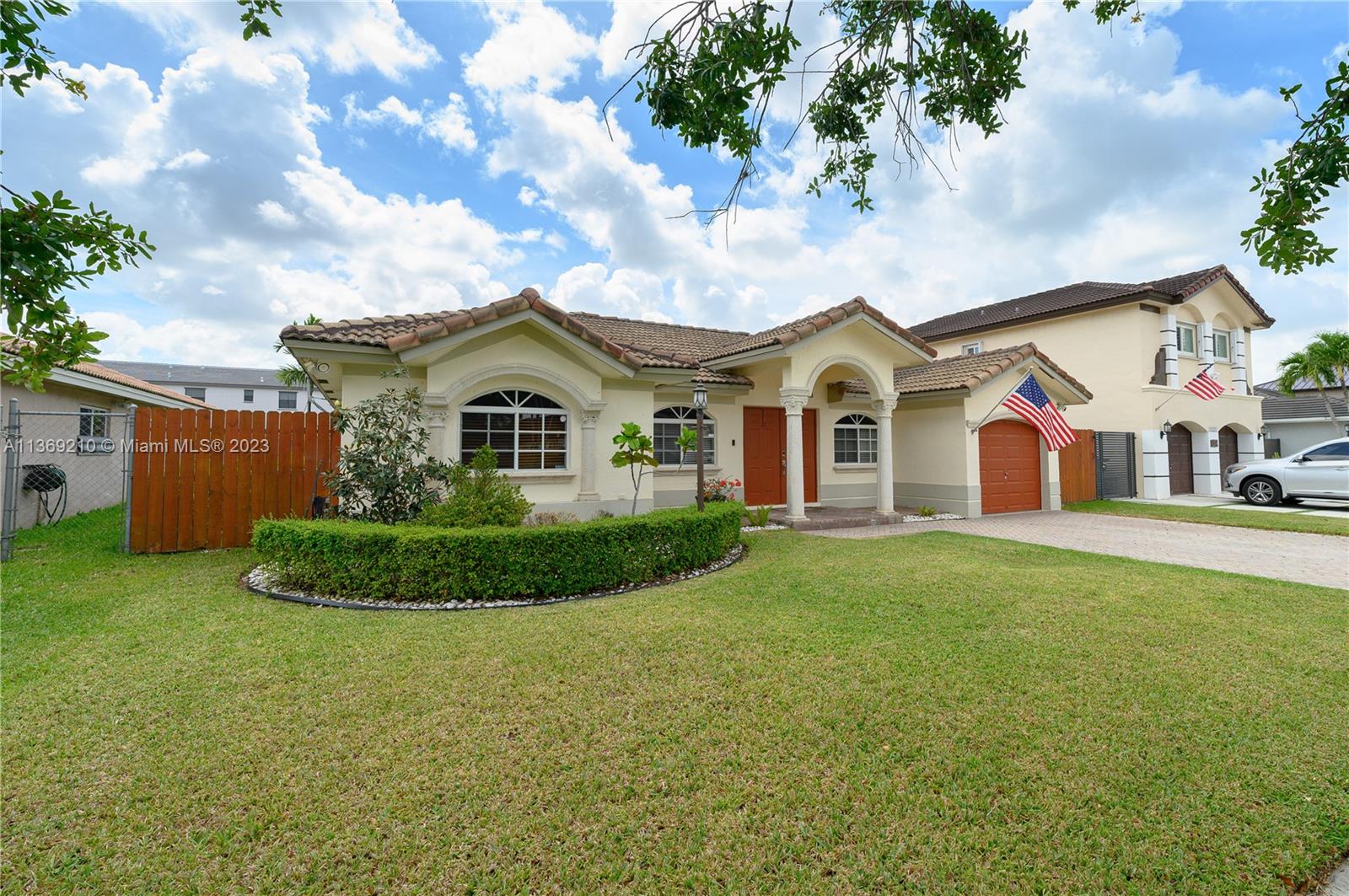 a view of a house with a backyard