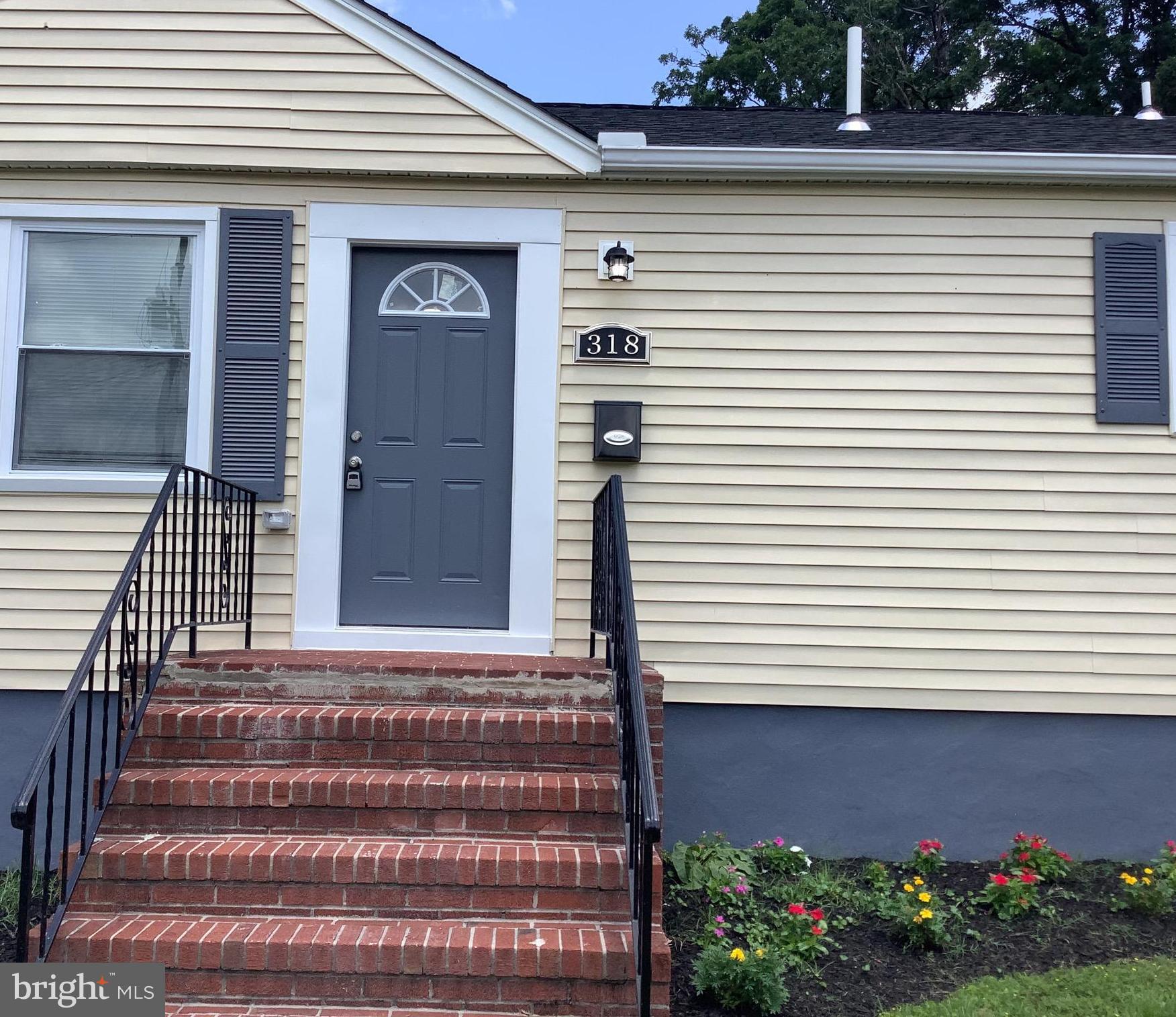 318 Savannah Road Essex, MD 21221 - Photo 11 of 41 Main Entrance View