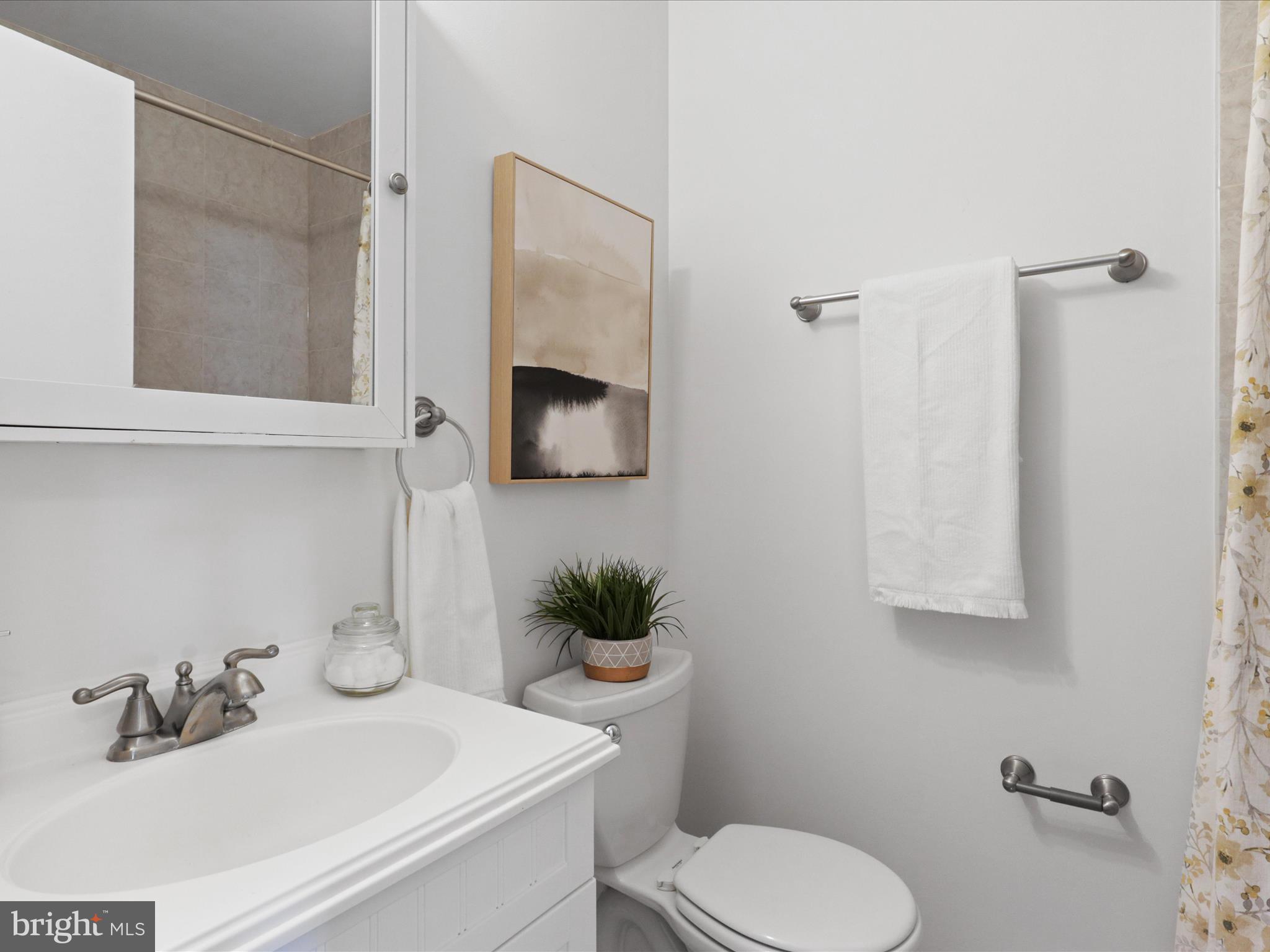 5407 Duxford Place Burke, VA 22015 - Photo 24 of 59 Upper Level Hall Bath