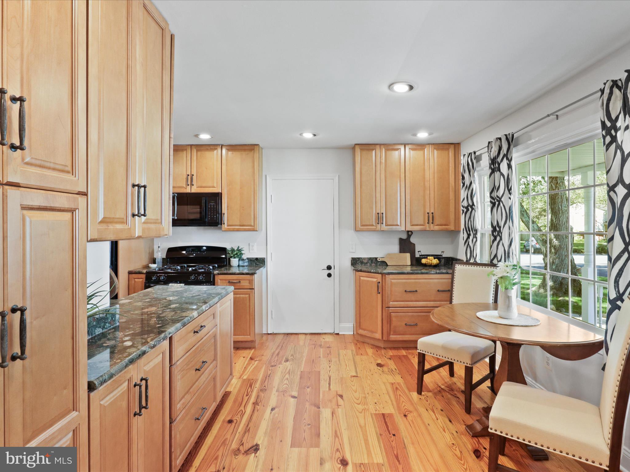 5407 Duxford Place Burke, VA 22015 - Photo 9 of 59 Updated Kitchen w/Nook